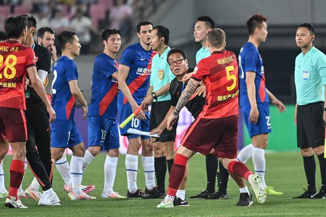 韦德分享与波什、雷-阿伦的合影，庆祝背靠背夺冠